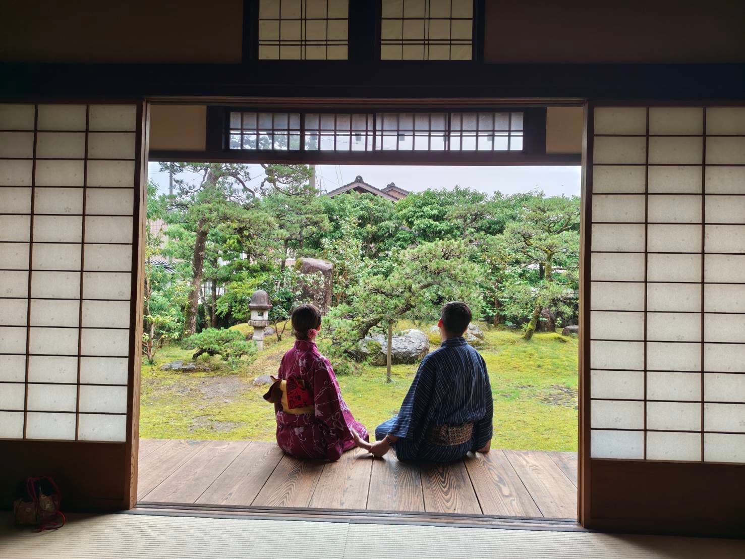 着物姿で日本庭園を眺めるふたり