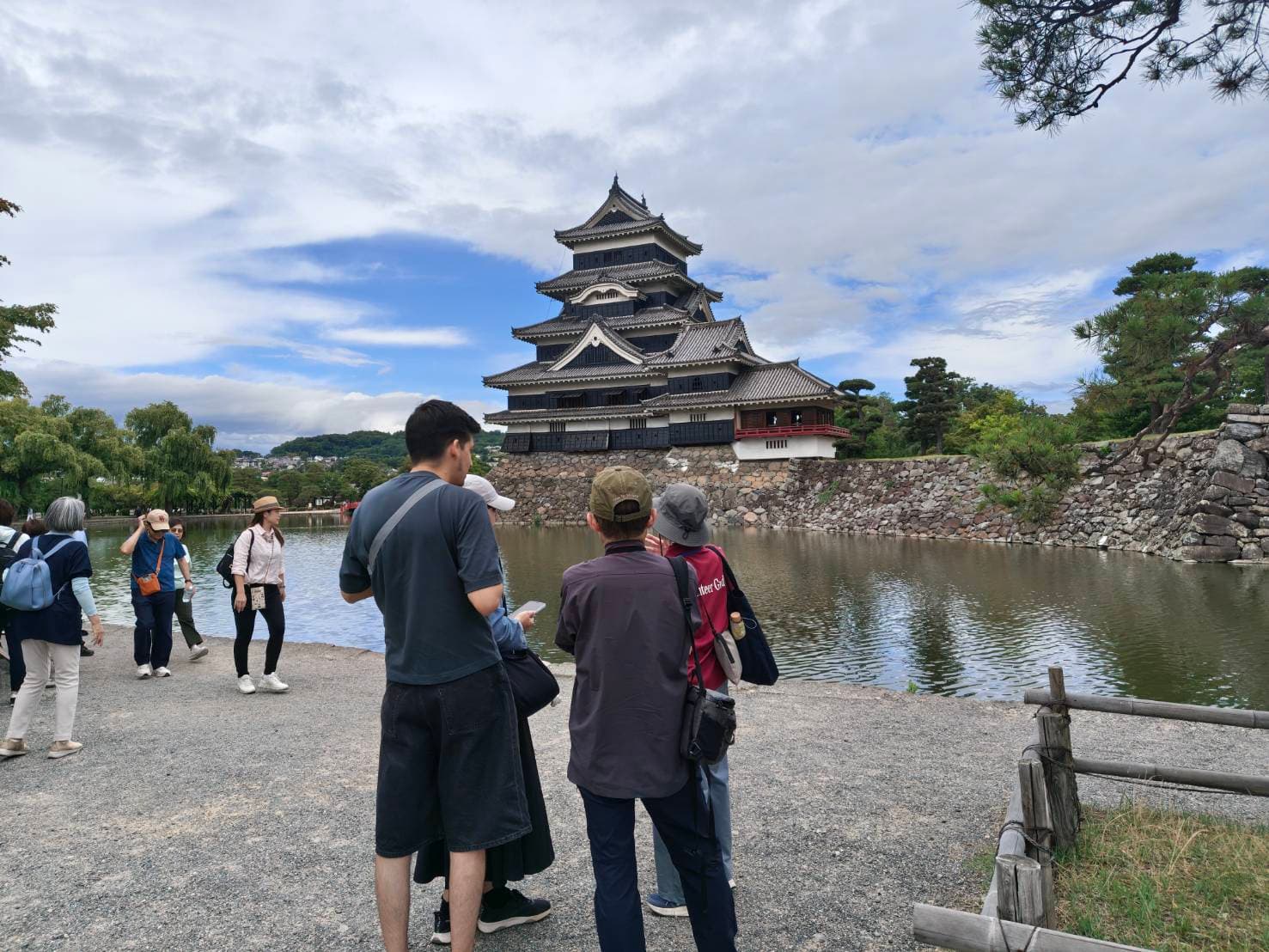 堀越しに眺める国宝・松本城